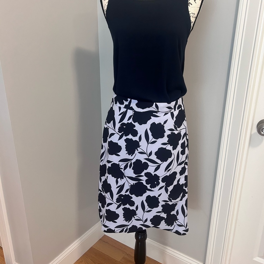 Fully lined navy and light blue skirt by Ann Taylor size 6, New with tags